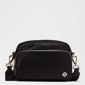 Lululemon Everywhere Crossbody Bag 2L Metal Hardware, Black / Gold